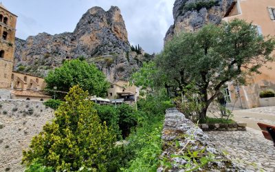 À la découverte de Moustiers-Sainte-Marie : Entre Eau et féerie