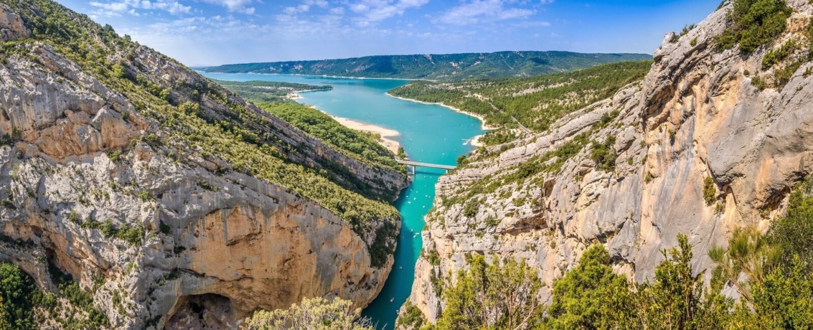 Vu sur le lac sainte croix à partir de l entrée des gorges du verdon