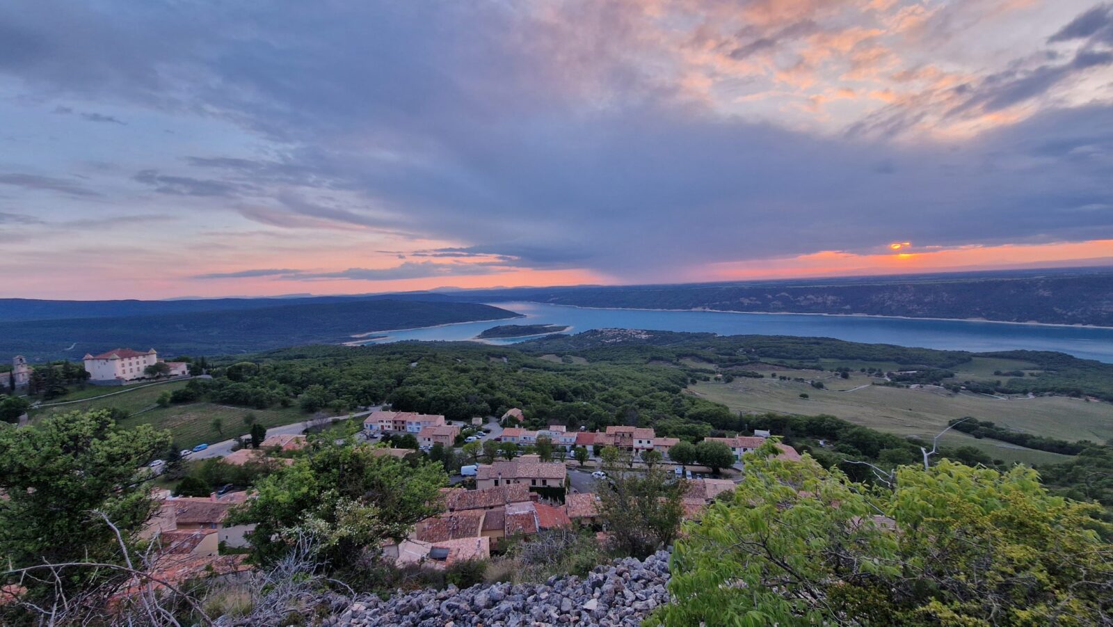 vue panoramique aiguines avec chateau