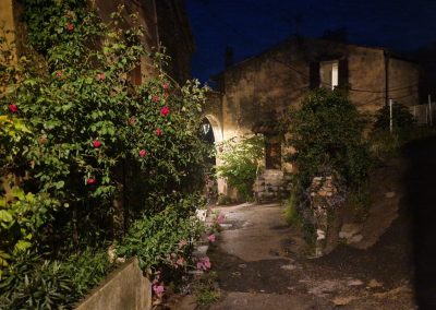 Aiguines de nuit - vu des ruelles authentique