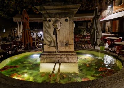 fontaine d aiguines dans la nuit