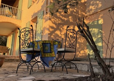 terrasse et salon de jardin de la villa overdon