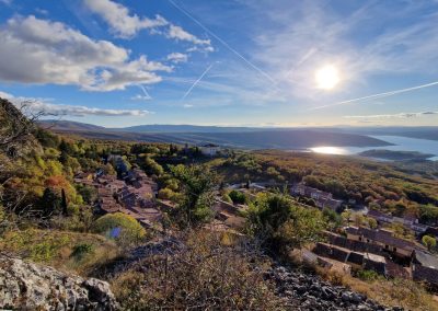 Vue de la chapelle d aiguines sur le chateau d aiguines et le lac sainte croix