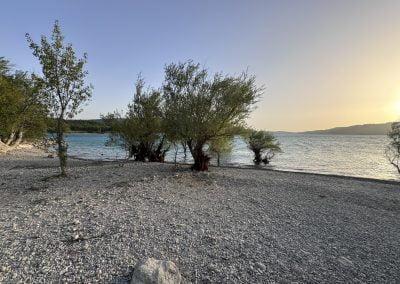 plage de galet des salles sur verdon au lac sainte croix