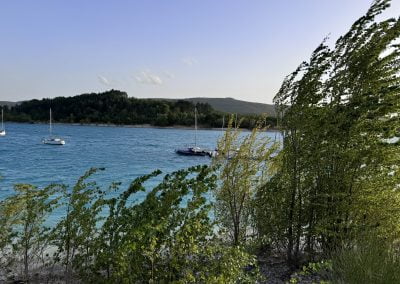 bateau sur le lac sainte croix aux salles sur verdon