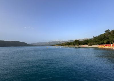 plage des salles sur verdon avec vu sur les gorges du verdon