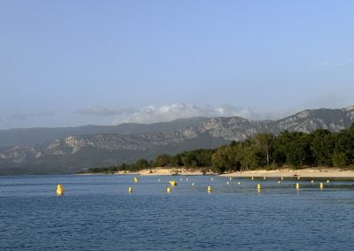 plage des salles sur verdon avec vu sur les gorges du verdon