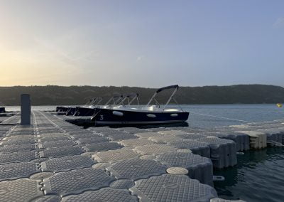 vu des bateaux au port des salles sur verdon au lac sainte croix