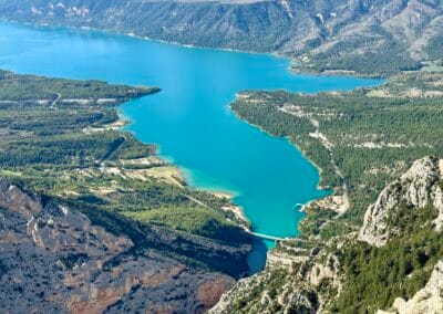 vue plongeante du lac sainte croix à partir du belevedere du point sublime