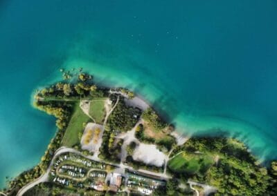 Vue de drone des espaces nautiques du lac sainte croix au salles sur verdon